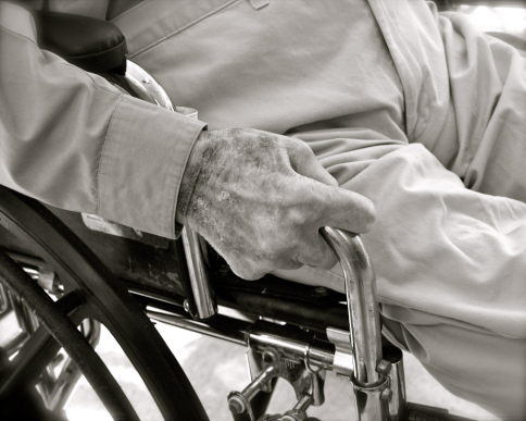 Pflegegeld: „Wartezeit von mehr als 9 Monaten ist untragbar“